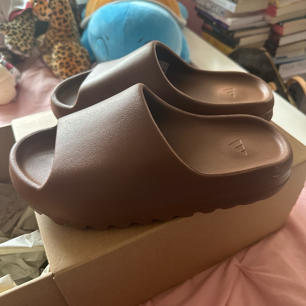 yeezy slides *flax color*